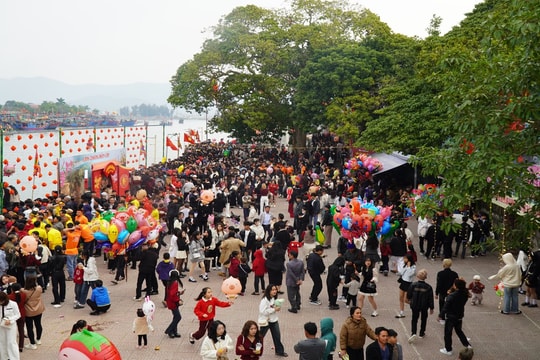 Ngôi đền linh thiêng nhất xứ Nghệ hút khách du xuân đầu năm