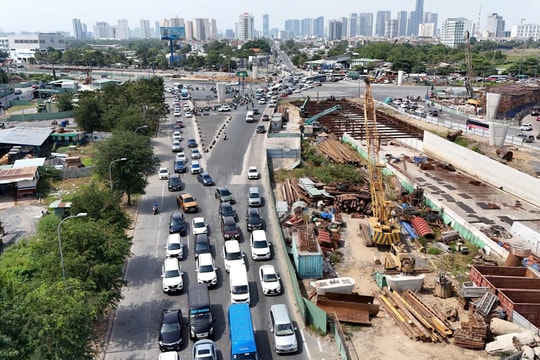 Xe nối đuôi nhau ở cửa ngõ phía Đông TP.HCM
