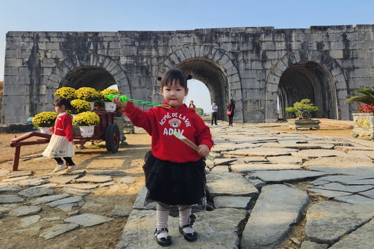 Du khách nô nức đổ về Thành Nhà Hồ dịp đầu năm