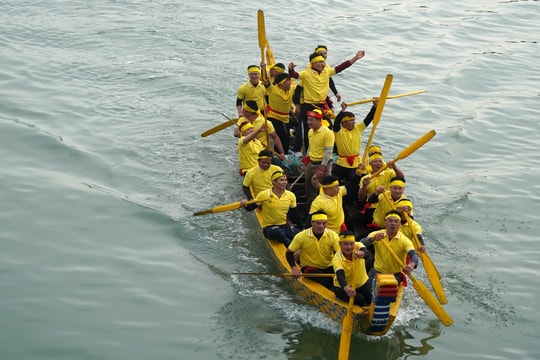 Ngư dân đua thuyền mừng xuân mới