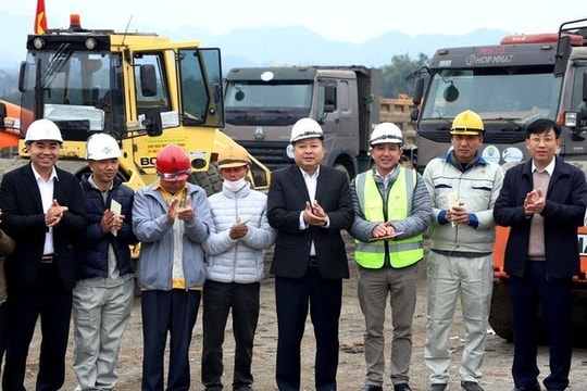 Ngày xuân rộn rã trên công trường