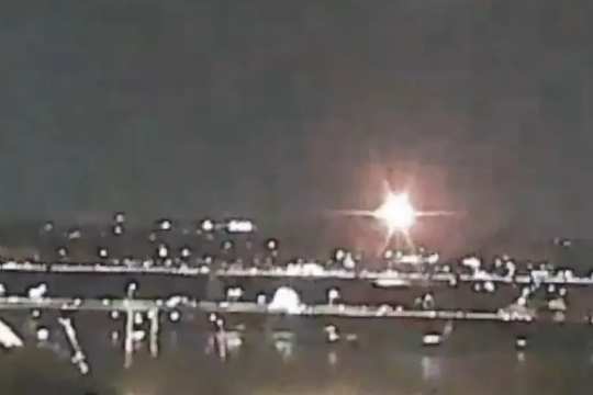 Máy bay phản lực rơi xuống sông khi va chạm với trực thăng quân sự