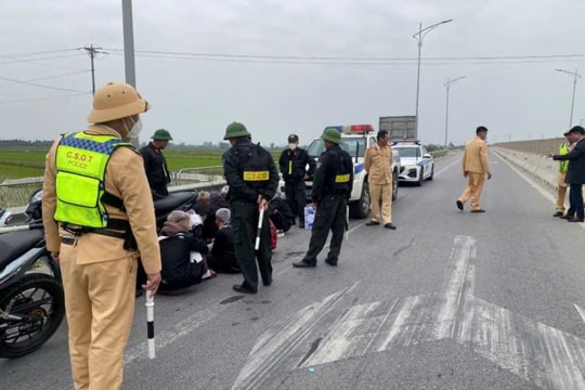 Tháo biển số, dàn hàng ngang đi xe máy trên cao tốc