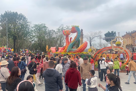 Người dân Huế nô nức xuống phố du Xuân