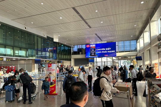 Gần 140.000 khách qua lại sân bay Tân Sơn Nhất mùng 3 Tết