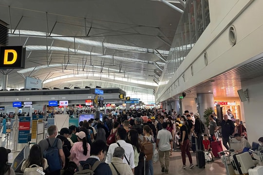 Sân bay Tân Sơn Nhất đón lượng khách "khủng" trong ngày mùng 4 Tết