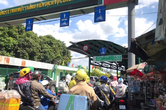 Người dân trở lại TP.HCM sớm, bến phà, sân bay nhộn nhịp