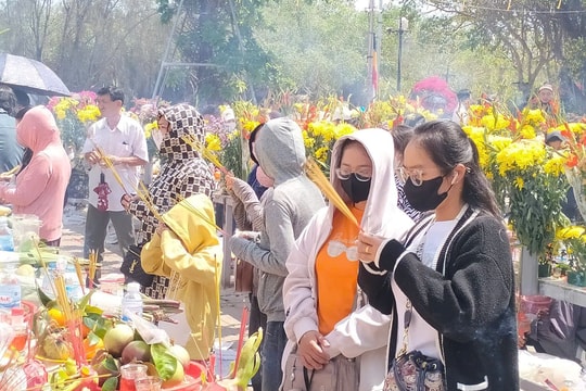 Hàng ngàn du khách đến viếng Mẹ Nam Hải trong những ngày đầu năm