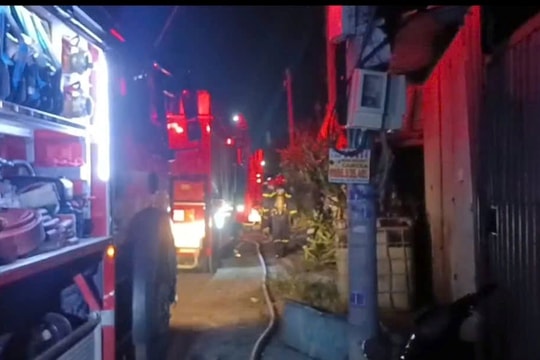 Cháy nhà trong hẻm, Cảnh sát phá cửa dập lửa