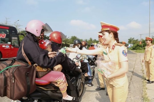 CSGT Sóc Trăng tặng mũ bảo hiểm, phát nước miễn phí cho người dân