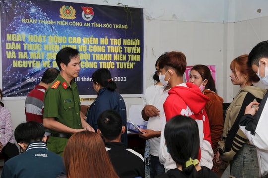 Công an Sóc Trăng phục vụ người dân làm căn cước trong những ngày đầu năm