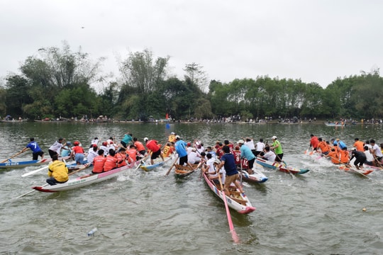 Lễ hội đua thuyền đầu năm trên sông Ô Lâu