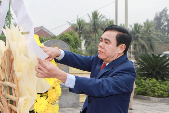 Dâng hoa tại Bến đò Thượng Trụ - Nơi thành lập Đảng bộ tỉnh Hà Tĩnh