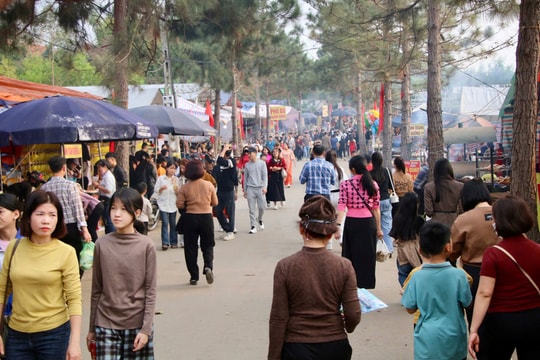 Ngôi đền cổ hơn 300 năm tuổi thu hút hàng vạn người đến du Xuân