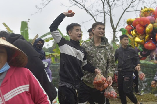 Đầu xuân đi chợ “choảng nhau” cầu may mắn