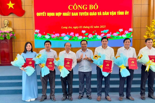 Long An: Công bố các quyết định về việc sắp xếp bộ máy và công tác tổ chức cán bộ