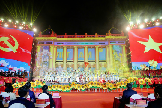 Xúc động chương trình nghệ thuật đặc biệt “95 năm - Ánh sáng soi đường”