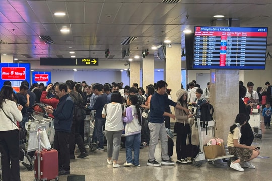 Mùng 6 Tết, khách qua lại sân bay Tân Sơn Nhất vẫn đông đúc