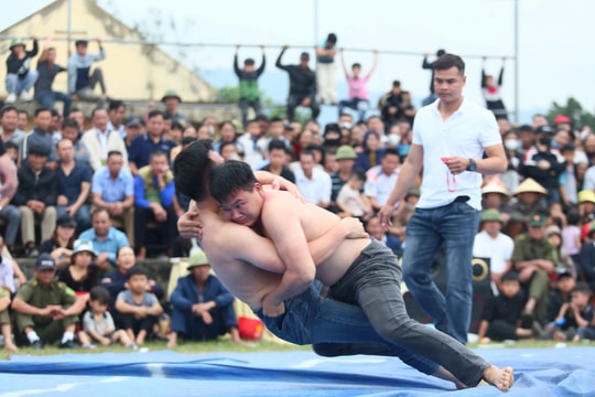 Hội đấu vật truyền thống đầu năm mới