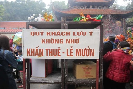 “Khấn thuê, lễ mướn” có phải là hành vi mê tín dị đoan?