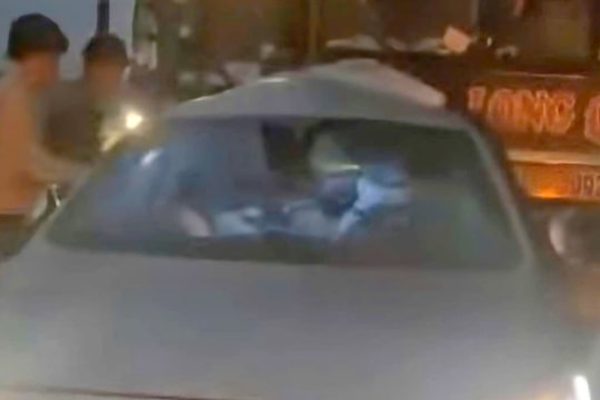 Bố mẹ bị thương, 2 con tử vong sau tai nạn