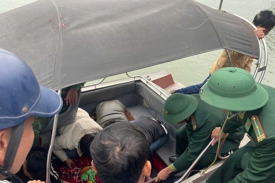 Bộ đội cứu ngư dân gặp nạn trên biển