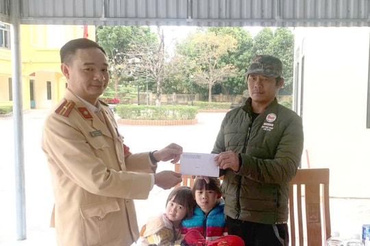 CSGT Thanh Hóa giúp đỡ gia đình gặp khó khăn về quê an toàn