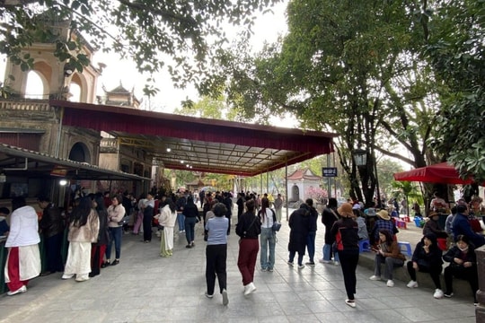 Du khách nô nức chiêm bái Đền Sòng Sơn - Chín Giếng đầu năm