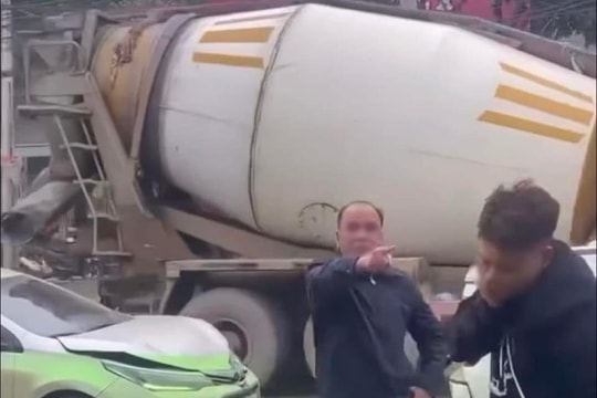 Đánh người sau va chạm giao thông, cán bộ huyện bị khởi tố