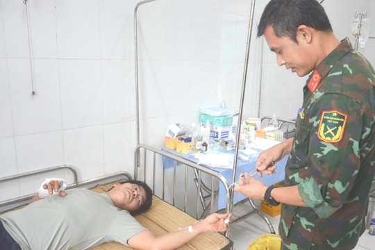 Quân y đảo Song Tử Tây phẫu thuật cứu bàn tay ngư dân