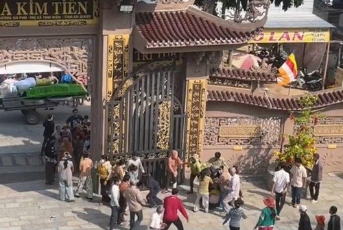 Tạm giữ 10 đối tượng để điều tra vụ dàn cảnh cướp giật tài sản tại chùa Kim Tiên