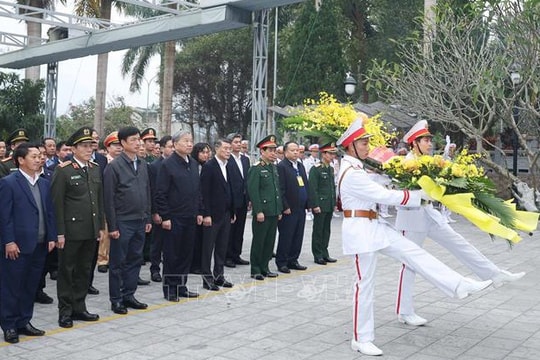Tổng Bí thư Tô Lâm dâng hương tại Nghĩa trang liệt sĩ quốc gia Vị Xuyên (Hà Giang)
