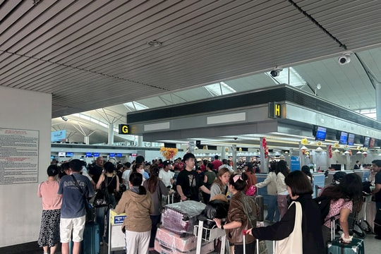 Mùng 8 Tết, sân bay Tân Sơn Nhất vẫn chưa hạ nhiệt