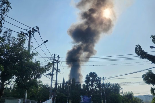 Cháy ở xóm trọ TP.HCM, khói đen bốc cao hàng chục mét