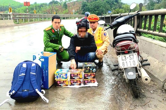 Bắt giữ đối tượng vận chuyển pháo hoa nổ