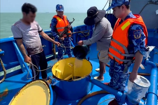 Bắt giữ tàu vận chuyển trái phép khoảng 100 nghìn lít dầu DO trên biển