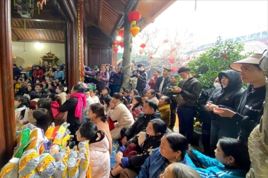 Du khách nườm nượp đổ về Đền Nưa – Am Tiên trong ngày “mở cổng trời”