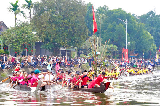 Sôi động giải đua trải truyền thống trên sông Vực