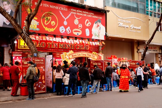 Ngày vía Thần Tài, người dân tấp nập mua vàng cầu may