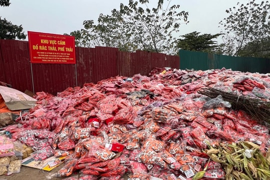 Đổ hàng tấn bánh kẹo ra bãi rác: Chế tài xử phạt ra sao?