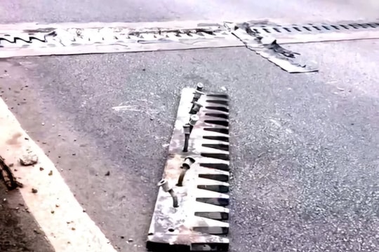 Xe ô tô nổ lốp do khe co giãn bung lên mặt đường cao tốc