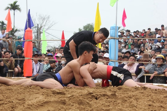 Xem vật làng Sình đầu Xuân Ất Tỵ