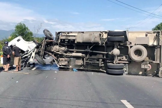 Lật xe tải giữa Quốc lộ, 2 người thương vong
