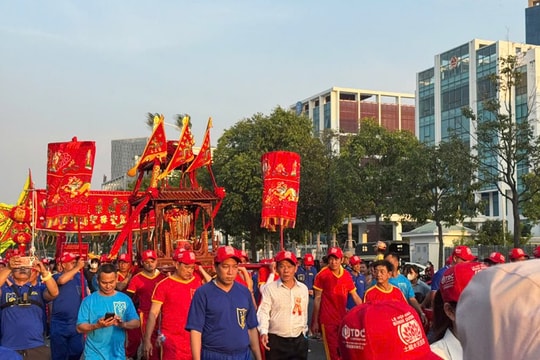 Du khách nườm nượp dự Lễ rước kiệu Bà Thiên Hậu Thánh Mẫu