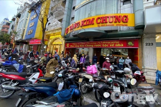 Cụ bà 90 tuổi vượt hơn 15km đi mua vàng ngày vía Thần Tài