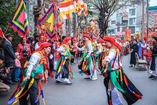 (Thanh Trì – Hà Nội): Đặc sắc trai giả gái múa “con đĩ đánh bồng” ở hội làng Triều Khúc