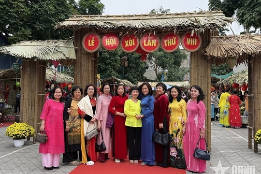 Hà Nội: Người dân nô nức đổ về làng Phú Gia trẩy hội