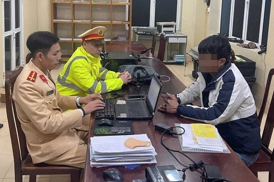 Xử phạt tài xế ô tô đầu kéo cản xe ưu tiên