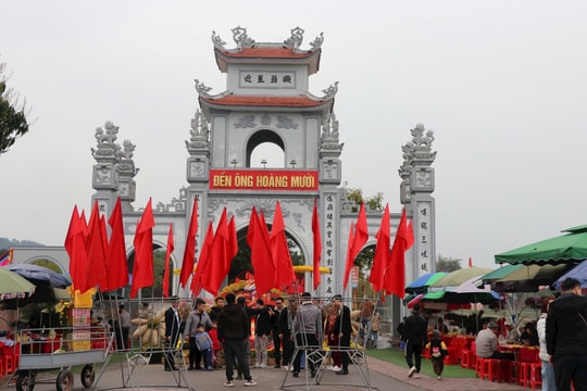 Hàng nghìn du khách đến đền ông Hoàng Mười dịp đầu xuân