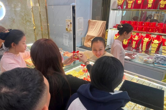 Cần Thơ: Người dân nô nức mua vàng ngày vía Thần Tài